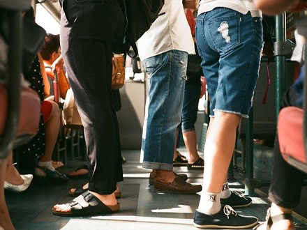 電車内でクラスターが発生しない理由